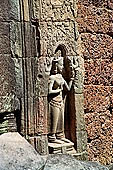 Ta Som temple - bas reliefs of devatas